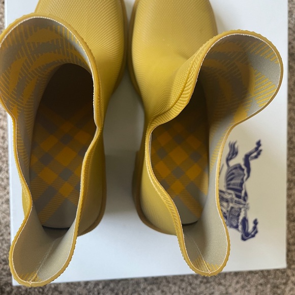 Marsh Textured Ankle Boot (Women). BRAND NEW. NEVER WORN. BURBERRY ANKLE… - Picture 3 of 4